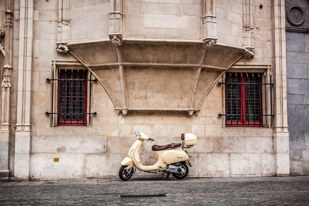 Vespa place du tribunal à Grenoble