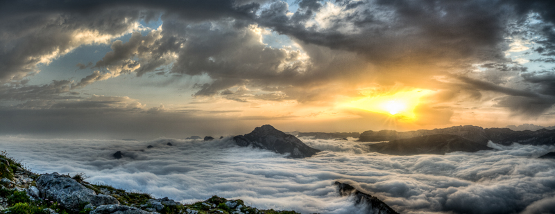 Lever du soleil sur Charmant Som entre mers de nuages