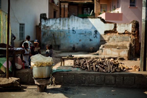 Madagascar vente de manioc © Grégory Randon Photographe
